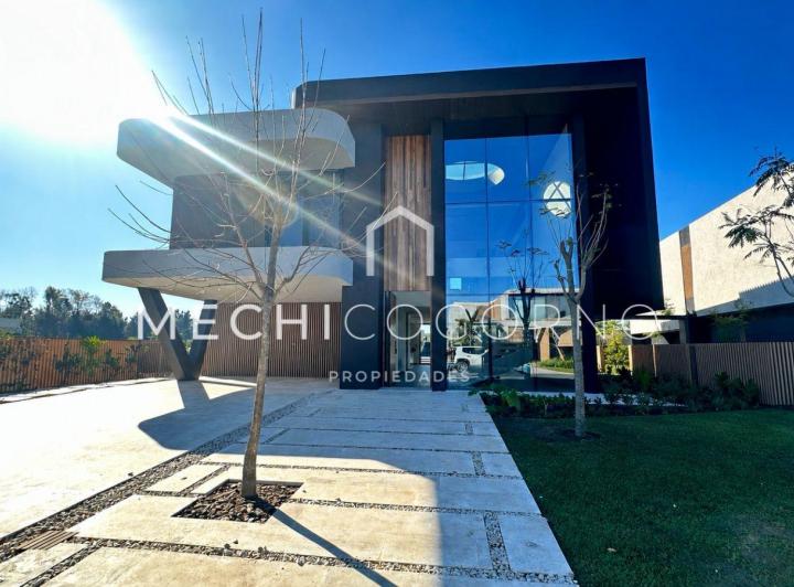 Casa · 530m² · 6 Ambientes · 4 Cocheras