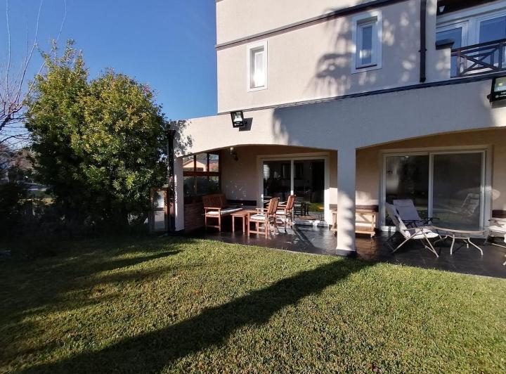 Casa · 320m² · 5 Ambientes · 5 Cocheras