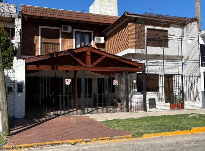 Casa · 220m² · 8 Ambientes · 2 Cocheras