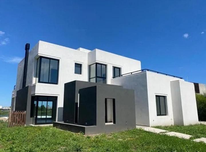 Casa · 226m² · 5 Ambientes · 2 Cocheras