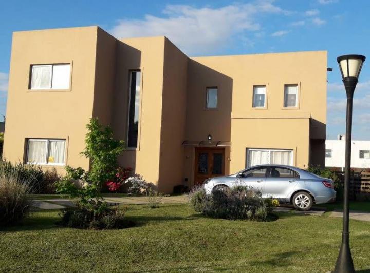 Casa · 280m² · 6 Ambientes · 4 Cocheras