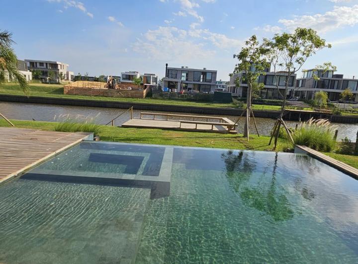 Casa · 475m² · 8 Ambientes · 4 Cocheras