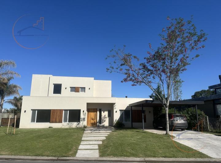Casa · 225m² · 6 Ambientes · 4 Cocheras