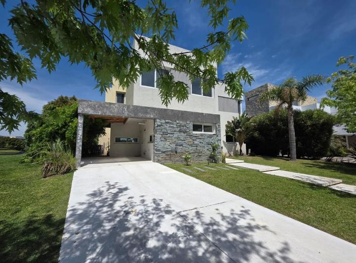Casa · 322m² · 6 Ambientes · 4 Cocheras
