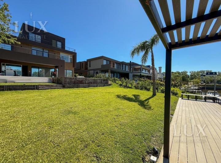 Casa · 480m² · 6 Ambientes · 4 Cocheras