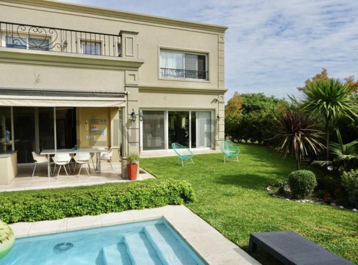 Casa · 330m² · 6 Ambientes · 5 Cocheras