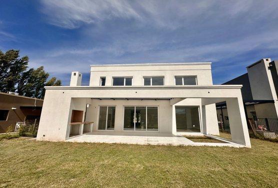 Casa · 203m² · 6 Ambientes · 2 Cocheras