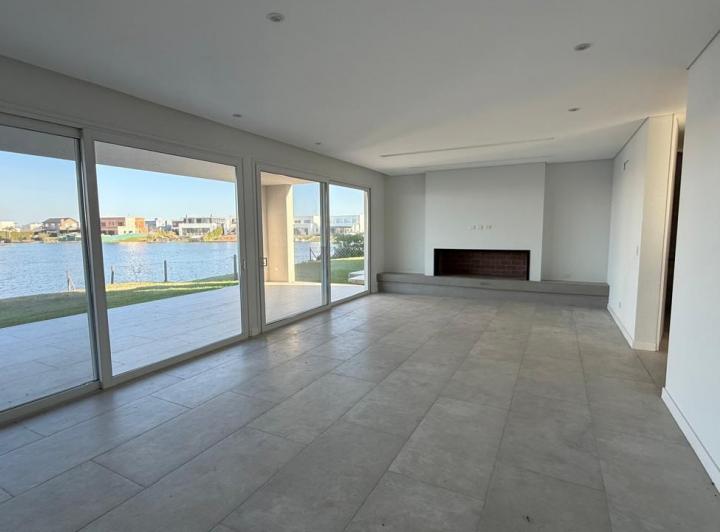 Casa · 280m² · 5 Ambientes · 1 Cochera
