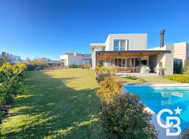 Casa · 261m² · 6 Ambientes · 3 Cocheras