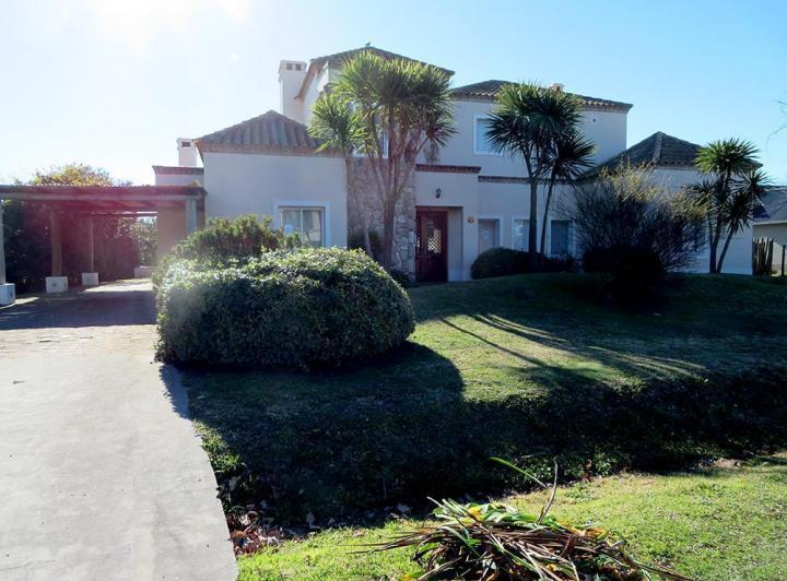 Casa · 210m² · 7 Ambientes · 1 Cochera