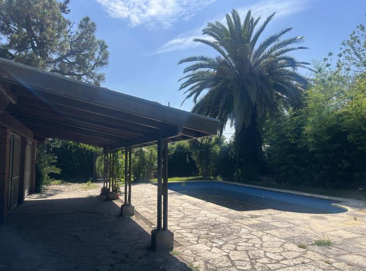 Casa · 900m² · 5 Ambientes · 3 Cocheras