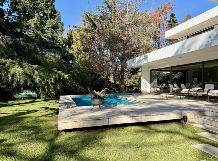 Casa · 252m² · 6 Ambientes · 3 Cocheras