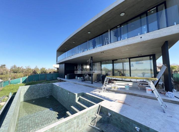 Casa · 450m² · 5 Ambientes · 2 Cocheras