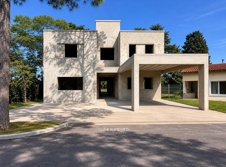 Casa · 220m² · 5 Ambientes · 3 Cocheras