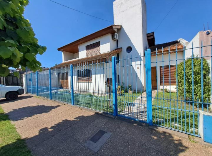 Casa · 351m² · 8 Ambientes · 2 Cocheras