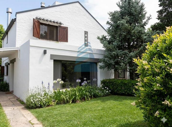 Casa · 200m² · 5 Ambientes