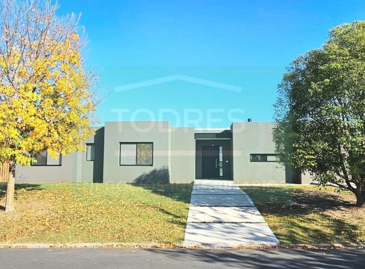 Casa · 173m² · 5 Ambientes · 4 Cocheras