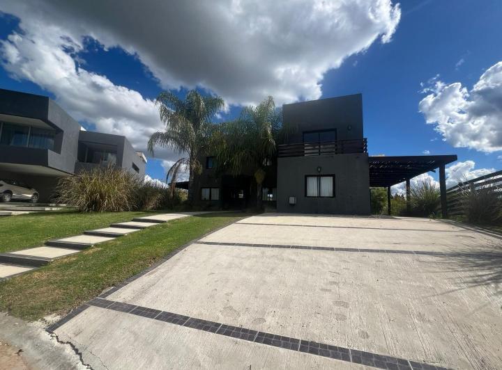 Casa · 185m² · 6 Ambientes · 3 Cocheras