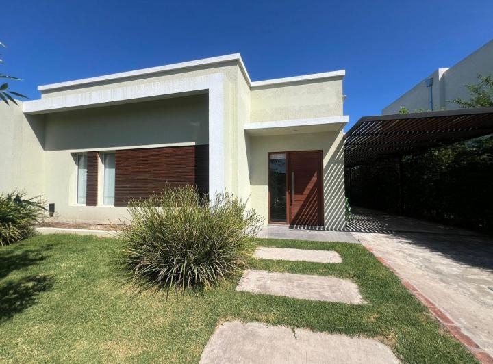 Casa · 150m² · 5 Ambientes · 3 Cocheras