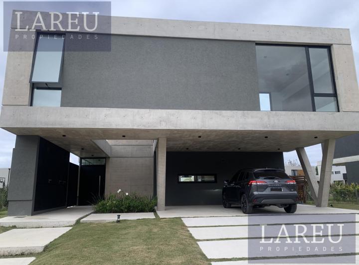 Casa · 372m² · 6 Ambientes · 4 Cocheras