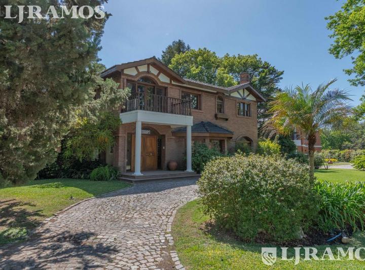 Casa · 390m² · 6 Ambientes · 7 Cocheras