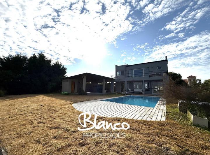Casa · 280m² · 5 Ambientes · 2 Cocheras