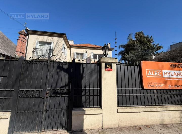 Casa · 300m² · 6 Ambientes · 3 Cocheras