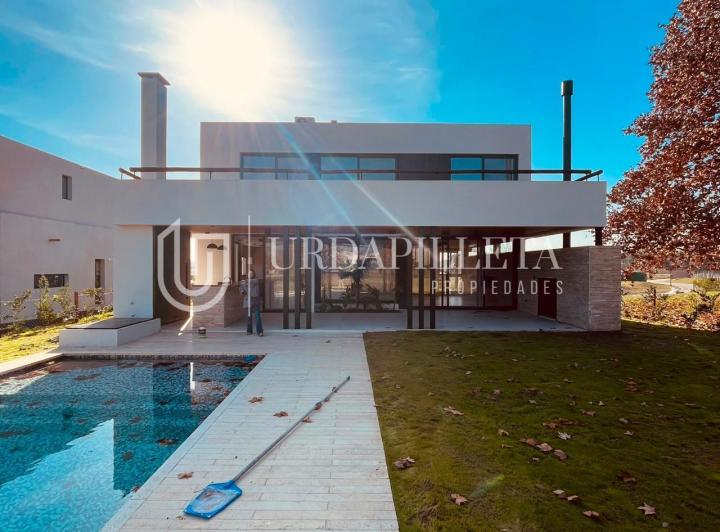 Casa · 268m² · 5 Ambientes · 2 Cocheras