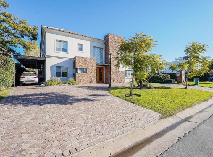 Casa · 290m² · 5 Ambientes · 7 Cocheras