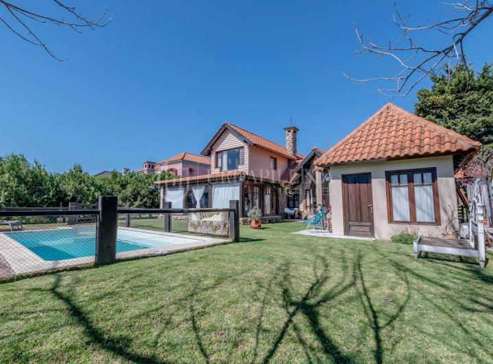 Casa · 196m² · 5 Ambientes · 2 Cocheras