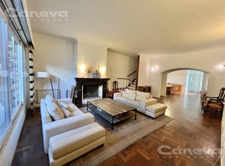 Casa · 320m² · 6 Ambientes · 2 Cocheras