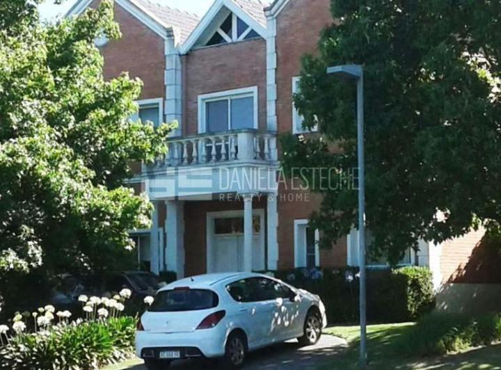 Casa · 320m² · 6 Ambientes · 2 Cocheras