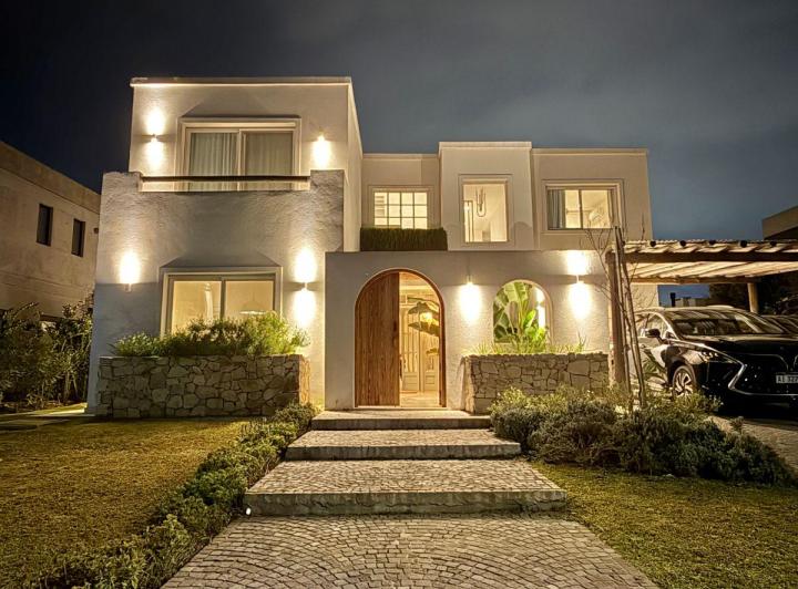 Casa · 270m² · 9 Ambientes · 2 Cocheras