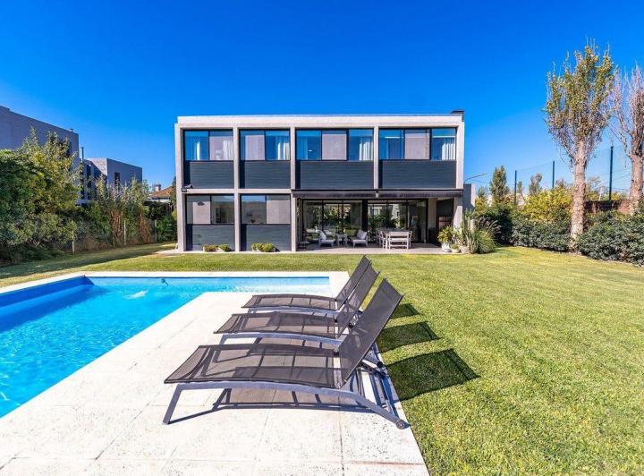 Casa · 240m² · 6 Ambientes · 3 Cocheras