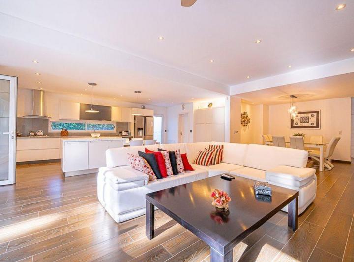 Casa · 302m² · 5 Ambientes · 2 Cocheras