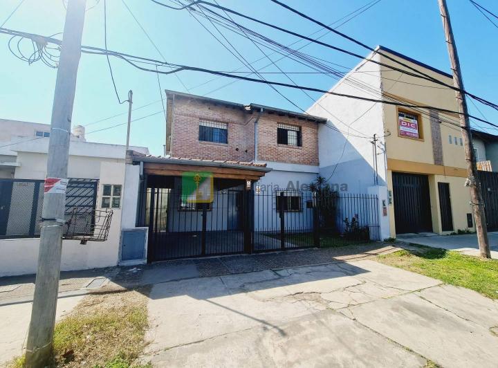 Casa · 216m² · 6 Ambientes · 1 Cochera