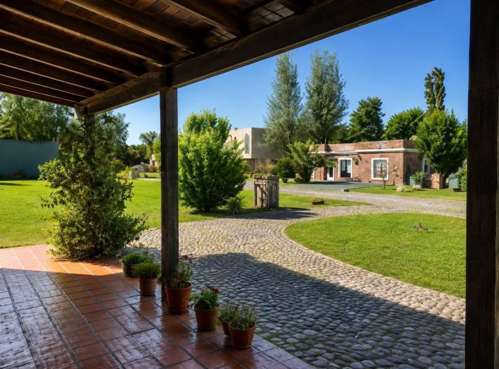 Casa · 230m² · 6 Ambientes · 4 Cocheras
