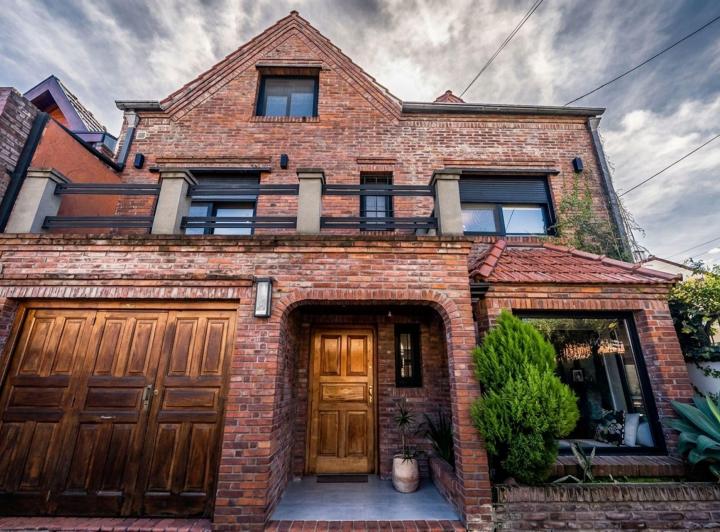 Casa · 300m² · 6 Ambientes · 1 Cochera