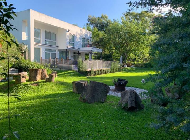 Casa · 300m² · 8 Ambientes · 2 Cocheras