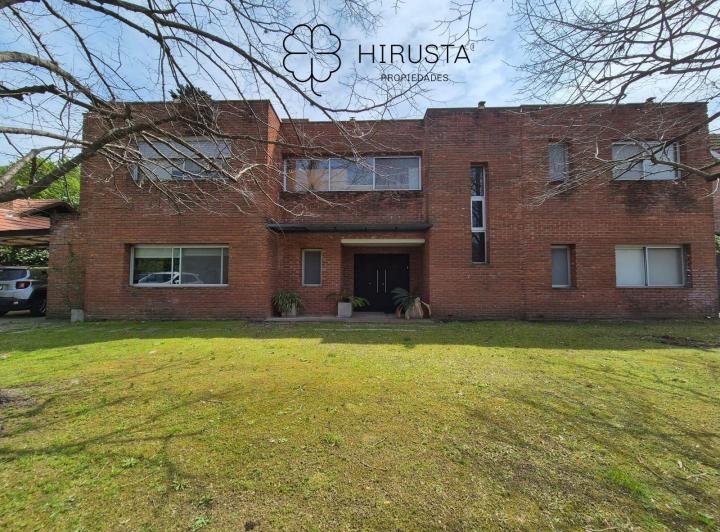 Casa · 469m² · 9 Ambientes · 2 Cocheras