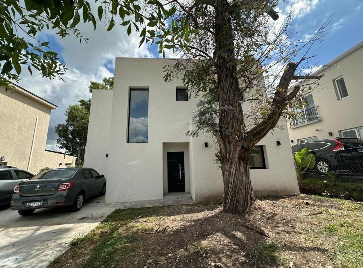 Casa · 160m² · 5 Ambientes · 1 Cochera