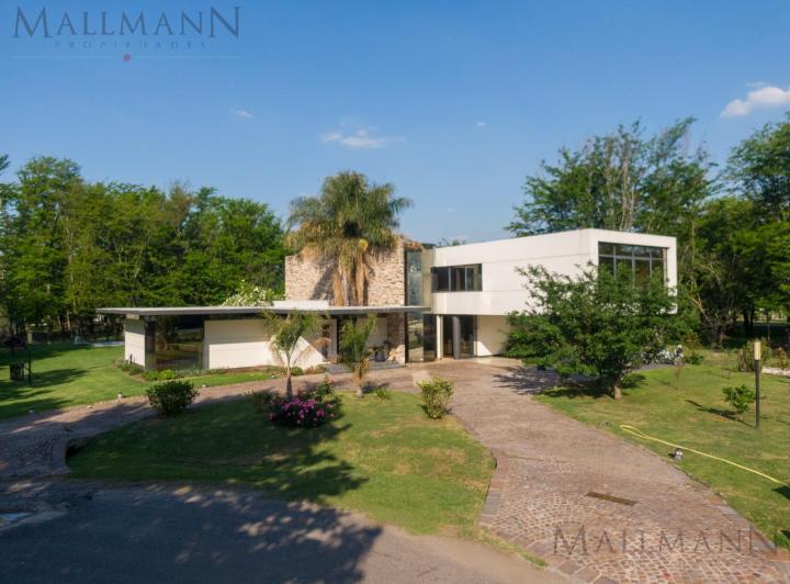 Casa · 458m² · 8 Ambientes · 3 Cocheras
