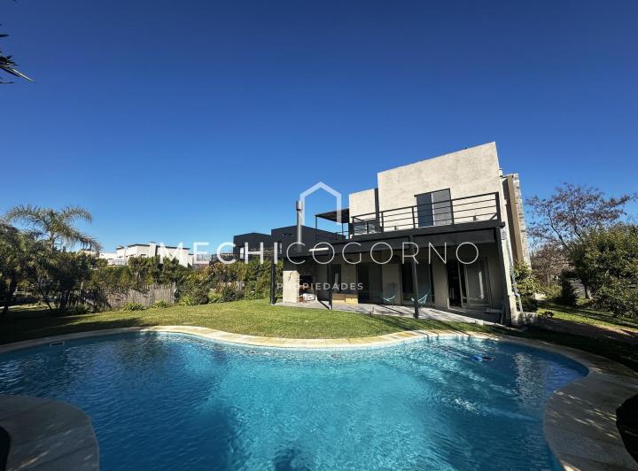 Casa · 260m² · 5 Ambientes · 2 Cocheras
