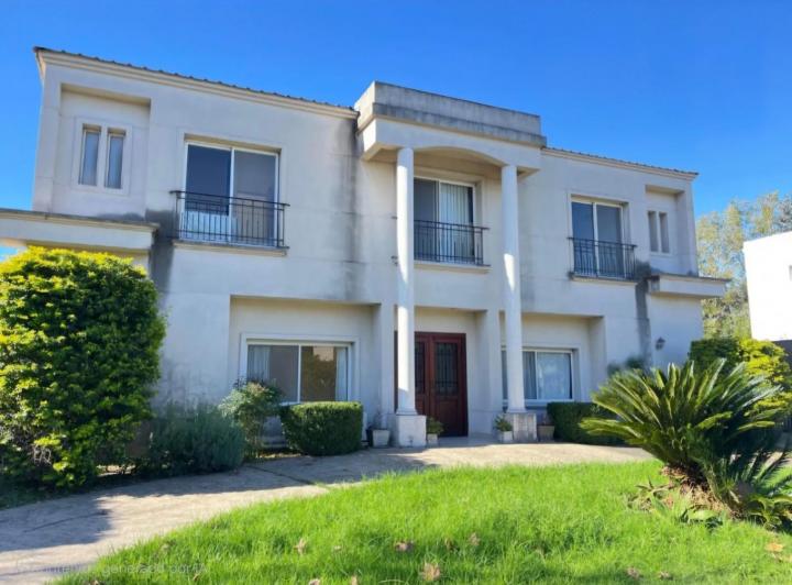 Casa · 230m² · 6 Ambientes · 5 Cocheras