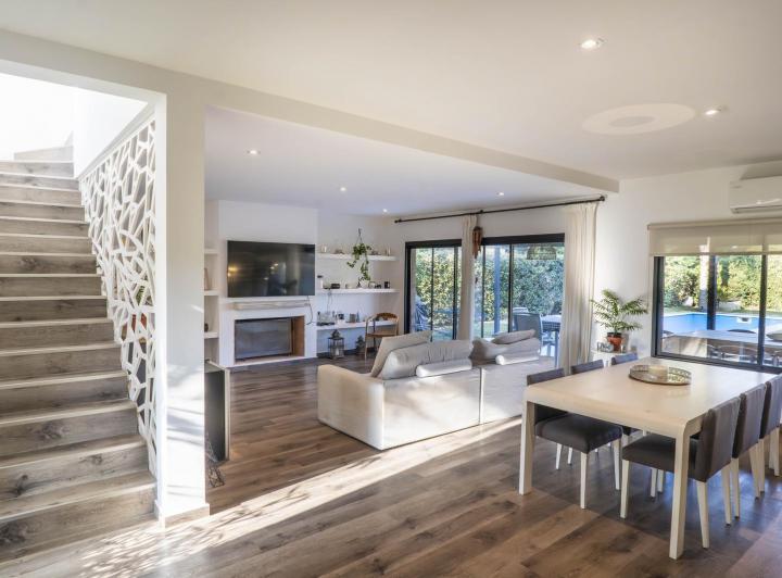 Casa · 200m² · 5 Ambientes · 2 Cocheras