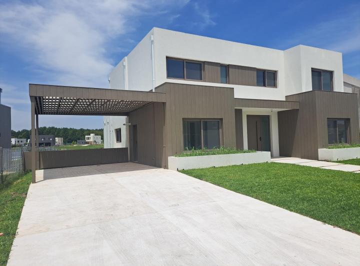 Casa · 216m² · 6 Ambientes · 2 Cocheras