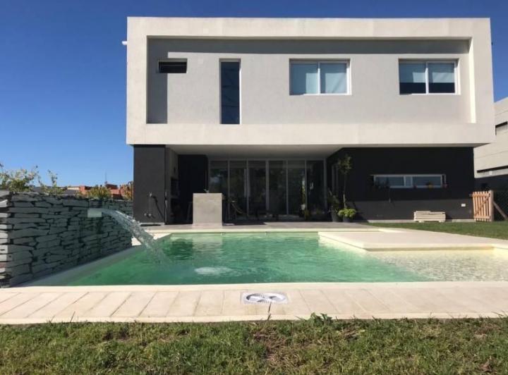 Casa · 260m² · 4 Dormitorios · 2 Cocheras