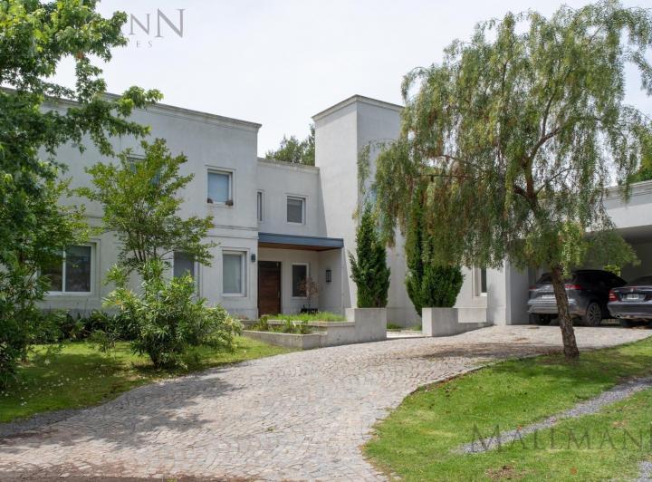 Casa · 376m² · 8 Ambientes · 1 Cochera