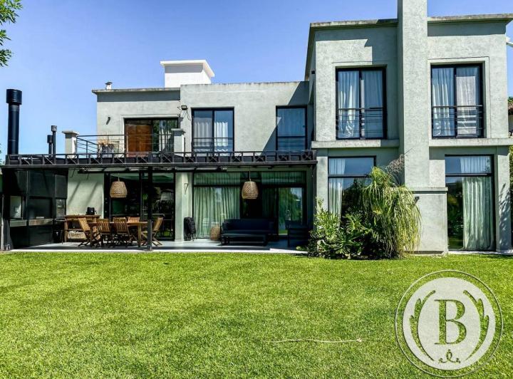 Casa · 310m² · 5 Ambientes · 2 Cocheras