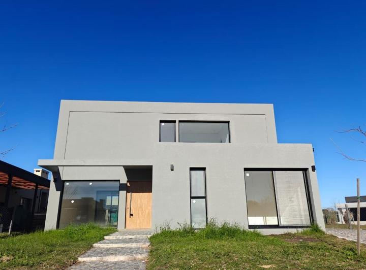Casa · 181m² · 5 Ambientes · 4 Cocheras